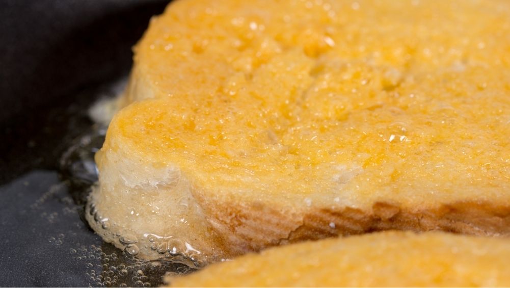 Fríe las torrijas / Foto: Canva