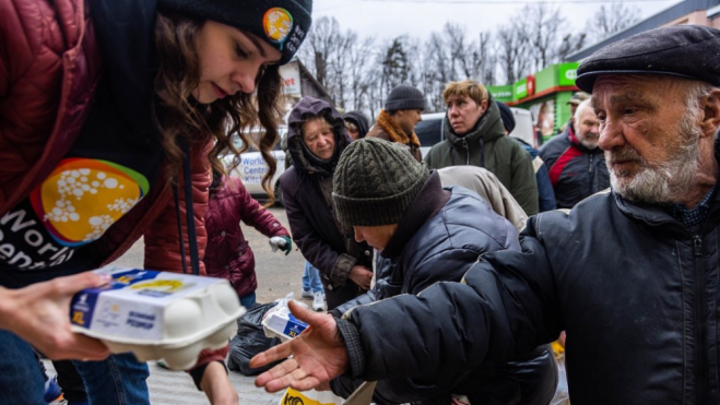 Voluntarios de World central Kitchen repartiendo comida en Ucrania / Foto: Instagram WCK