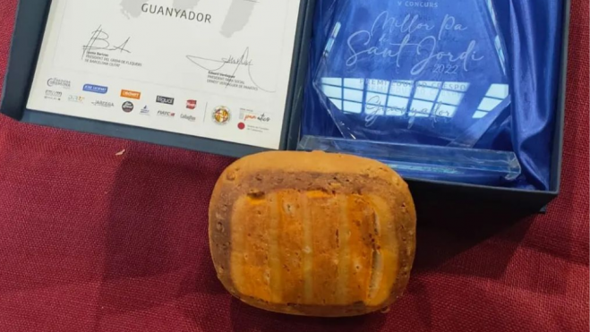 Pan de Sant Jordi de Pastisseria Larrosa y galardón del certamen / Foto: Instagram Larrosa