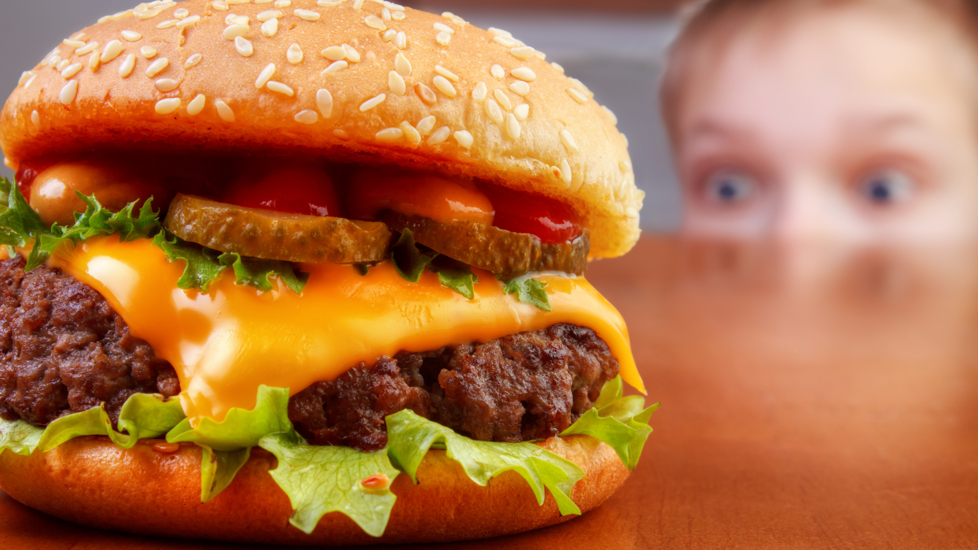 implicar Redada aritmética Países Bajos debate la edad mínima para comer hamburguesas