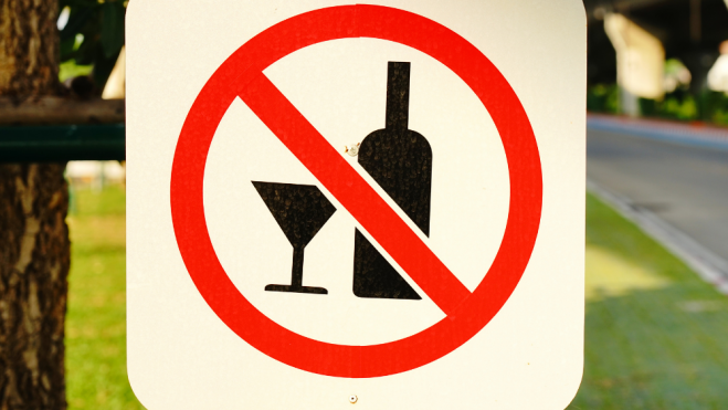 Señal de prohibición del consumo de alcohol / Foto: Canva