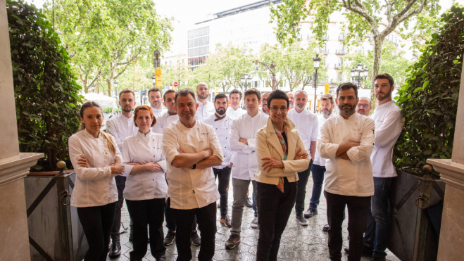 Martín Berasategui y Carme Ruscalleda junto a los chefs que forman parte de Passeig de Gourmets 2022 / Foto: Mahala Nuuk