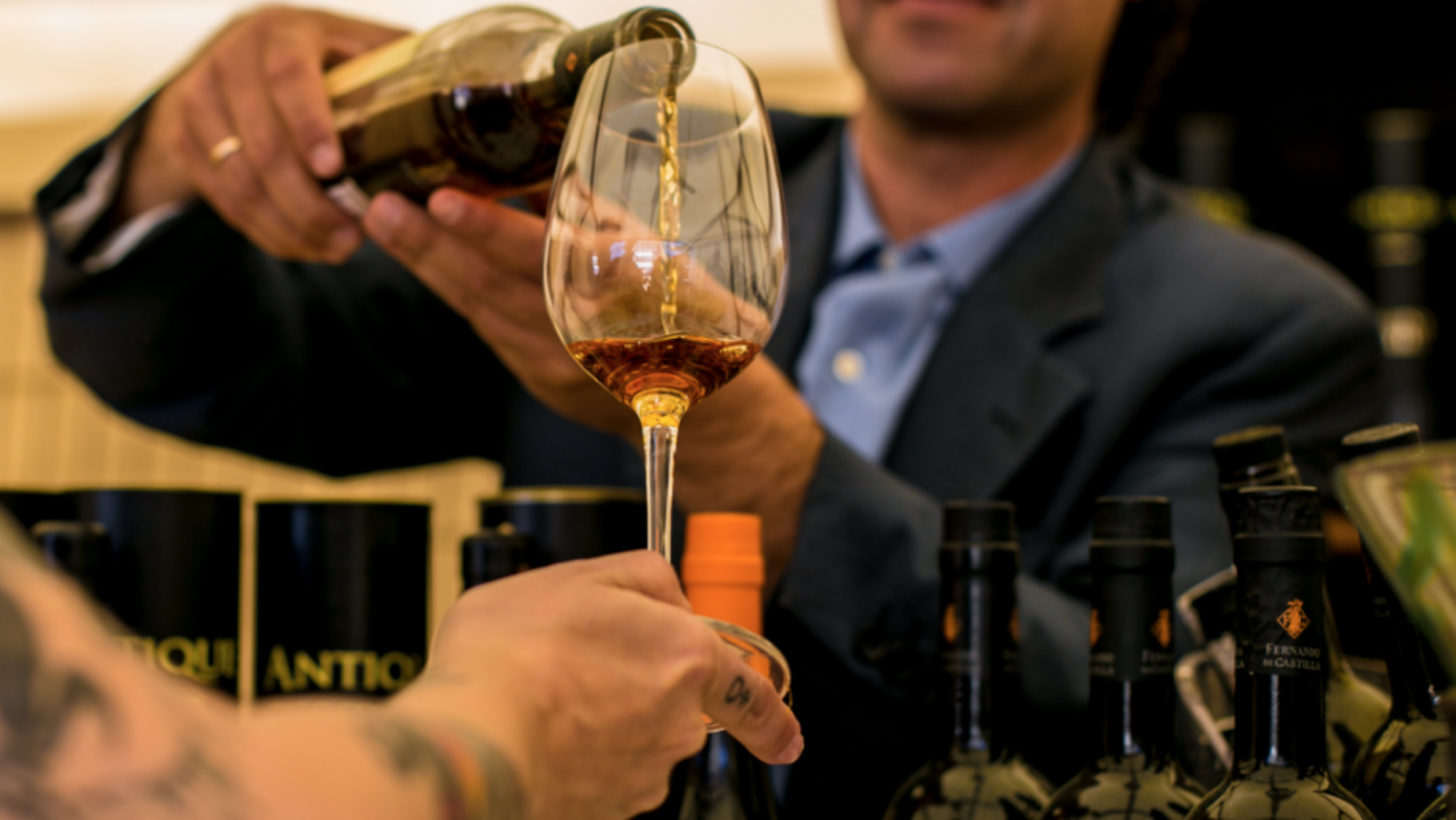Expositor de Vinoble sirviendo una copa de vino. Vinoble en Jerez de la Frontera / Foto: Vinoble