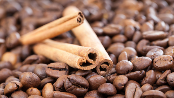 Ramas de canela y granos de café / Foto: Canva