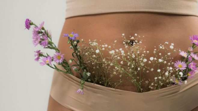 Barriga y flores / Foto: Pexels / Qué es la microbiota intestinal