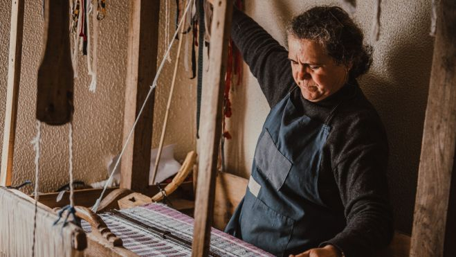 Doña Fernanda en su telar, tejiendo una manta Tras-o-montes (Portugal) / Foto: Javier Llavona 