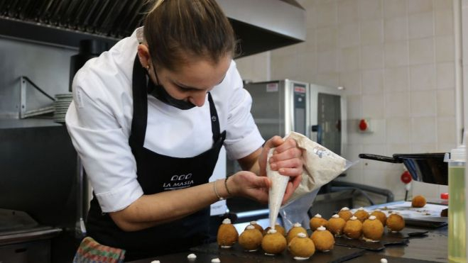 Núria Font en la cocina de Masia Sallent / Foto cedida