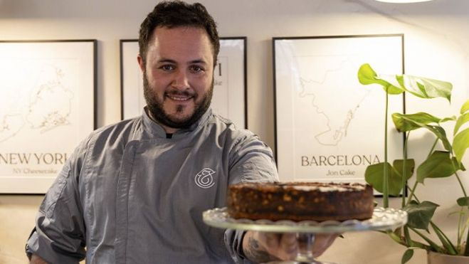 Jon García, fundador de la pastelería Jon Cake con una de sus tartas/ Foto: Luis Miguel Añón (Hule y Mantel)
