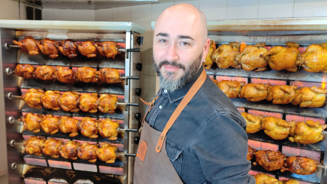 Artur Martínez, chef de Aürt, con estrella Michelin, que vende pollos los domingos en el negocio paterno / Foto: Òscar Gómez 