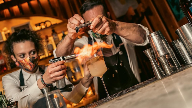 Bartenders de Paradiso elaborando un cóctel / Foto: Instagram