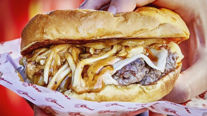 La hamburguesa de buey y fideos yakisoba de Goxo / Foto: Instagram