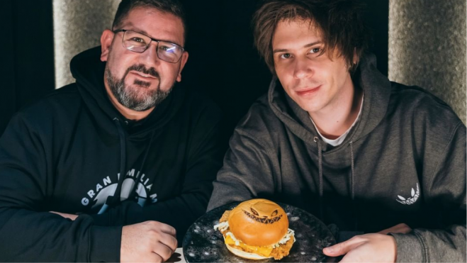 Dani Garcia y El Rubius con su hamburguesa / Foto: Instagram