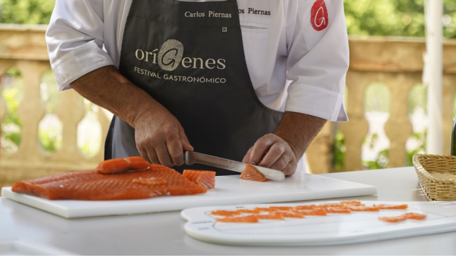 Carlos Piernas cortando salmón / Foto: Cedida