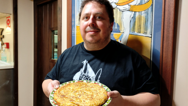 Nico Montaner con su tortilla en Maitea Taberna Vasca / Foto Òscar Gómez