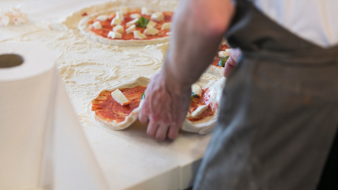 Elaboración de pizzas en The Authentic Italian Table / Foto: Cedida