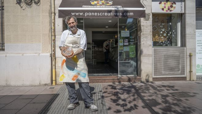 Daniel Jordà muestra su coca de Sant Joan delante de su panadería Panes Creativos / Foto: Lena Prieto (Hule y Mantel)