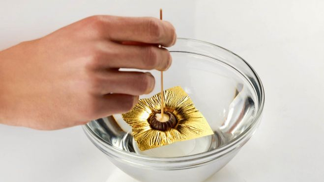 Una forma de aplicar en repostería la lámina de oro comestible / Foto: Gold Chef