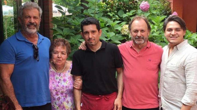 Mel Gibson con Rosita y su familia en Casa Morán / Foto: El Fielato