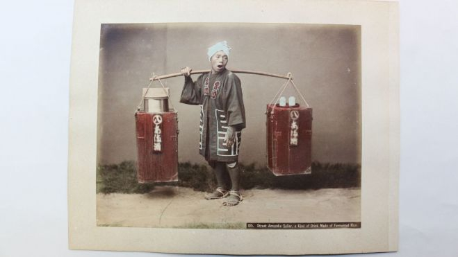Fotografía c.1880 de un vendedor ambulante de amazake, bebida de arroz fermentada con koji / Foto: Edition Original 
