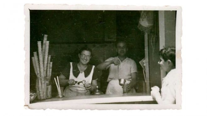 Foto antigua del Tío Che, sirviendo helados en el célebre mostrador a la calle de la horchatería Foto antigua del Tío Che, sirviendo helados en el célebre mostrador a la calle de la horchatería
