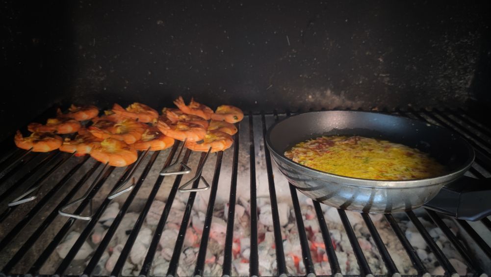 Las brochetas y la marinada thai sobre las brasas de la barbacoa / Foto: Carmen Alcaraz del Blanco