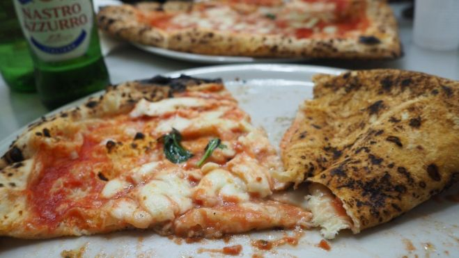 Pizza margarita en Da Michele / Foto: Claudia G.C. / Pizzerías en Nápoles: dónde comer la mejor pizza tradicional