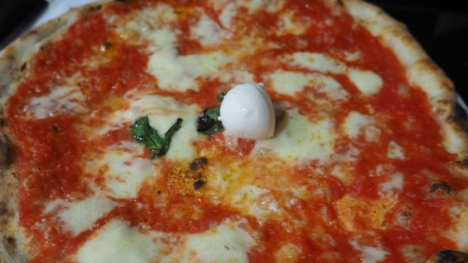 La pizza margarita de Dal Presidente / Foto: Claudia G.C. / Pizzerías en Nápoles: dónde comer la mejor pizza tradicional