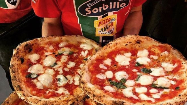 La pizza margarita de Gino e Toto Sorbillo / Foto: Facebook / Pizzerías en Nápoles: dónde comer la mejor pizza tradicional
