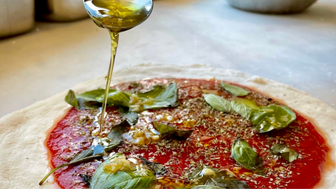 Elaboración de pizza napolitana / Foto cedida