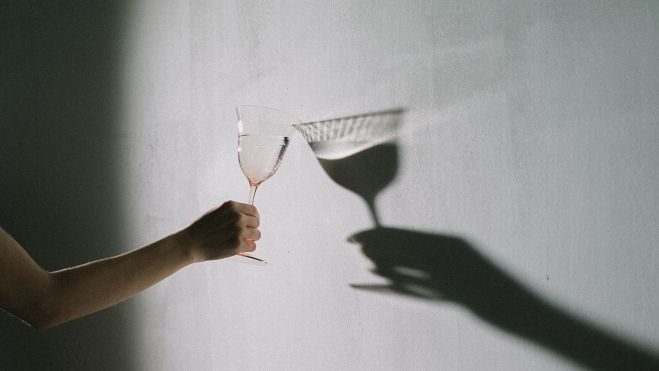 Un vaso de agua cuya sombra engaña / Foto: Pexels