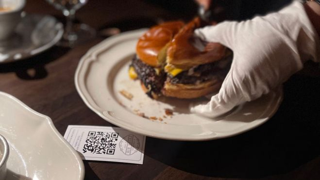 Los guantes blancos cortando la hamburguesa de 4 Charles Prime Rib / Foto: Foursquare