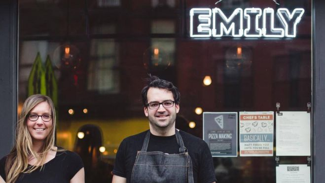 Emily y Matthew Hyland en el exterior de su hamburguesería / Foto: Facebook
