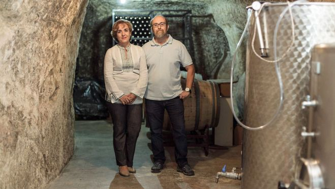 Maribel Fernández, gerente y alma mater del proyecto, y José Manuel Vieco, viñador de la bodega / Foto: Vinos Artesanos Altomira
