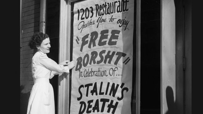 Una inmigrante de Ucrania anuncia "borsht" gratis en su restaurante para celebrar la muerte de Stallin / Foto: Washington Times