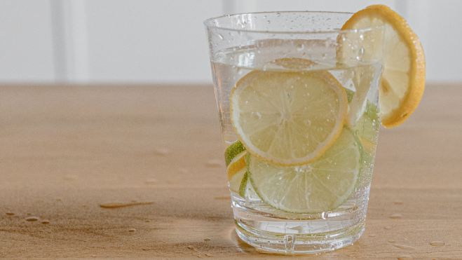 Vaso de agua con gas y rodajas de limón / Foto: Pexels