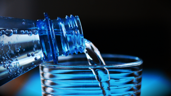 Botella y vaso de agua con gas / Foto: Pexels