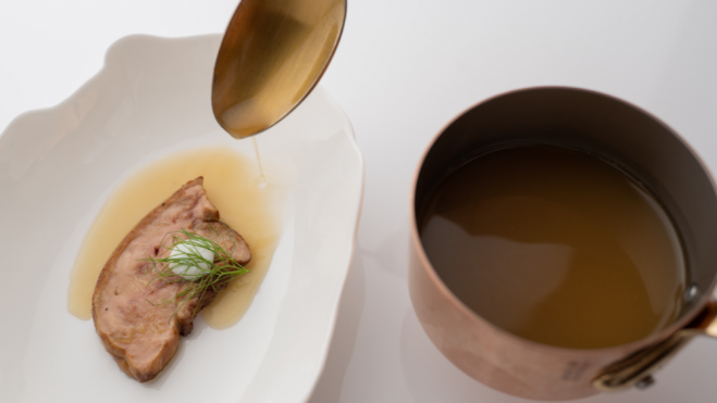 Foie asado con caldo de hierbaluisa y yogur / Foto cedida