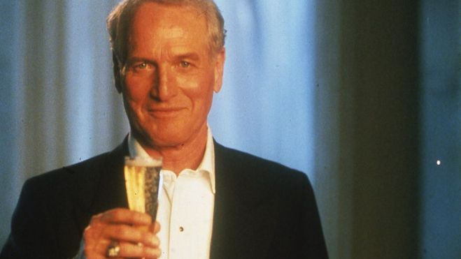 Paul Newman sostiene una copa flauta durante el anuncio navideño de Freixenet / Foto: Fotogramas