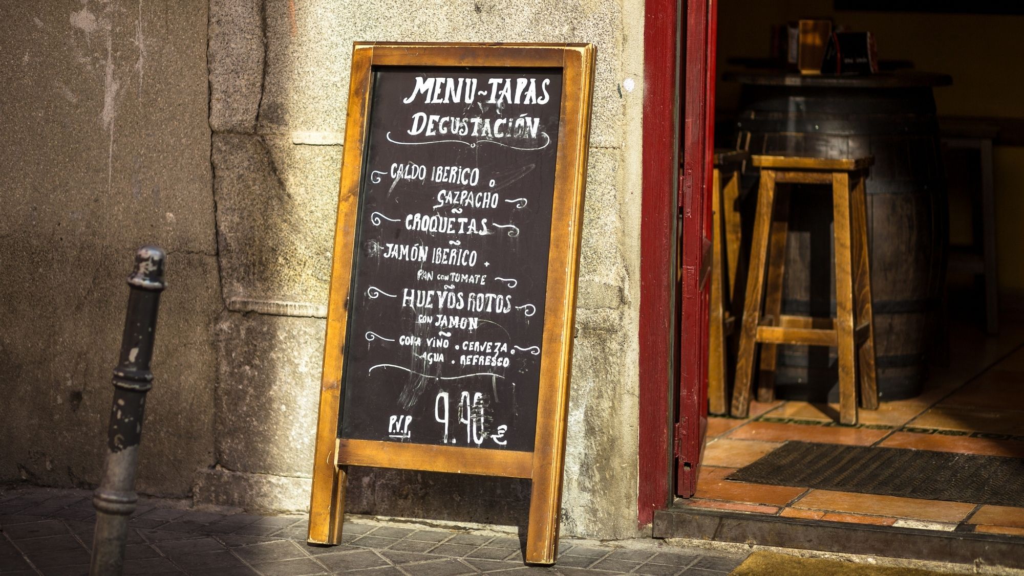 Pizarra con menú en un bar  / Foto: Canva