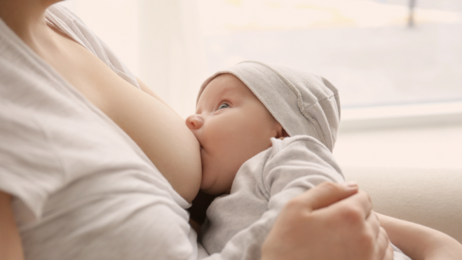 Mujer amamantando a un bebé / Foto: Canva