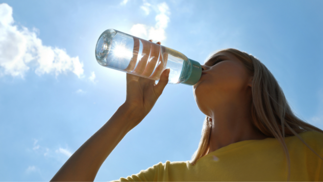 Mujer bebiendo agua / Foto: Canva