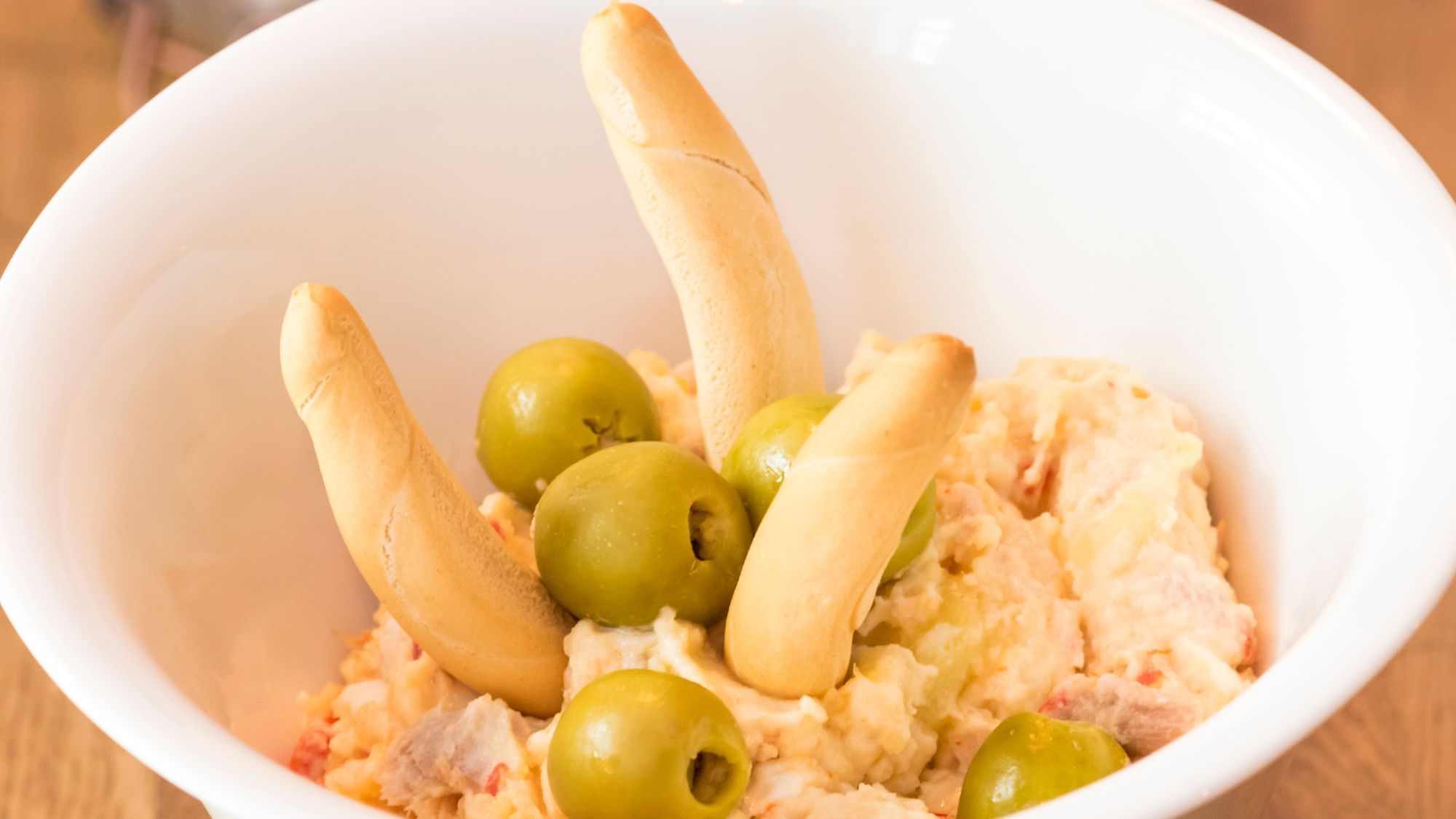 Ración de ensaladilla rusa con biscotes / Foto: Canva