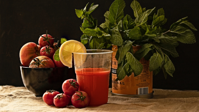 Tomates y jugo de tomate / Foto: Pexels