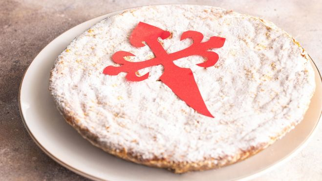 Tarta de Santiago aún con el molde de la cruz / Foto: Canva/ Receta paso a paso del típico postre gallego Tarta de Santiago aún con el molde de la cruz / Foto: Canva/ Receta paso a paso del típico postre gallego