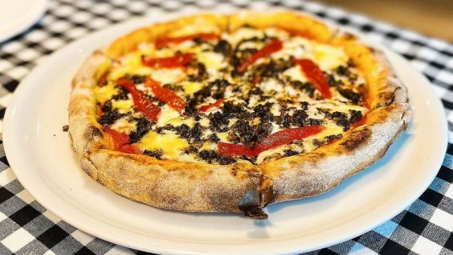 Pizza de morcilla y pimientos en MOLA PIZZA / Foto: dosfoodiesymedio