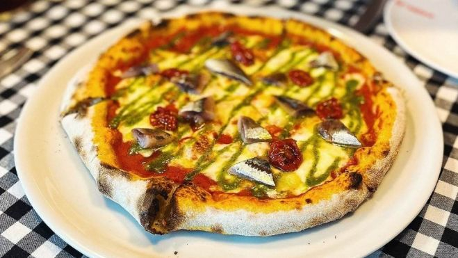 Pizza de sardina ahumada, pesto y tomates cherry confitados en MOLA PIZZA / Foto: dosfoodiesymedio
