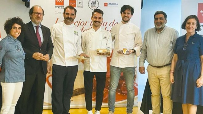Los tres ganadores de la Mejor Tarta de Queso de Madrid 2022 posan con parte del jurado / Foto: ACYRE