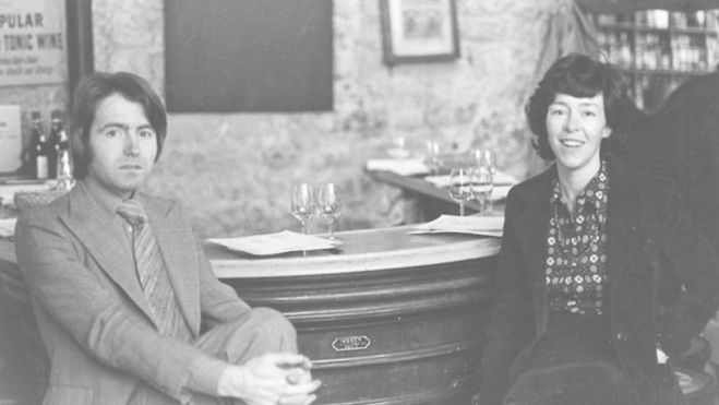 Steven Spurrier y Patricia Gastaud-Gallagher fotografiados en L'Academie du Vin, en 1977 / Foto: Archant