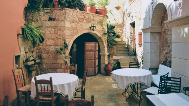 Restaurante vacío en un patio / Foto: Canva