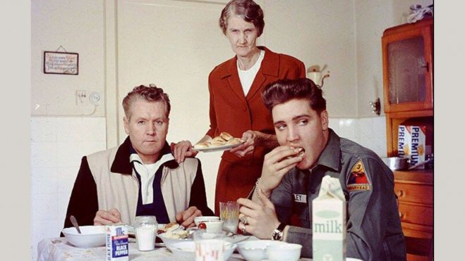 Elvis come en la mesa de la cocina acompañado de su padre y de su abuela / Foto: Pinterest
